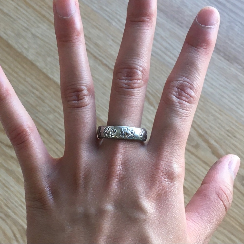 Silver floral engraved ring
